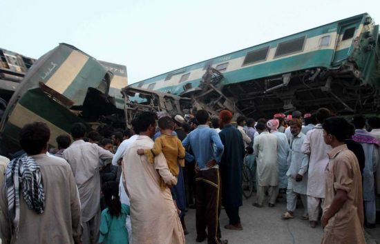 Pakistan'da yük treni ile yolcu treni çarpıştı