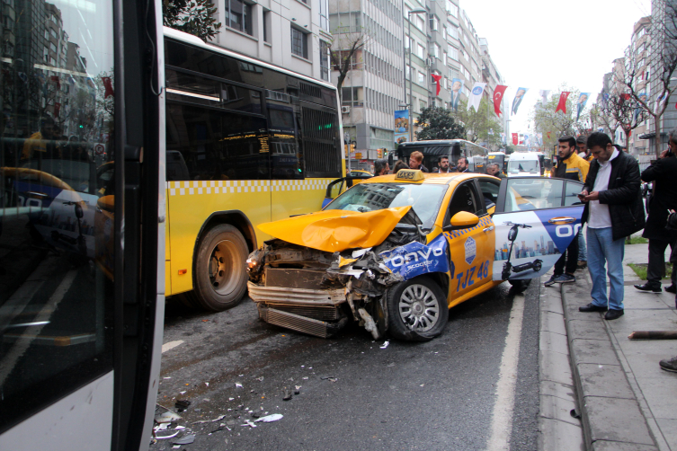 Servis minibüsü 2 İETT otobüsüne çarptı: 1 yaralı