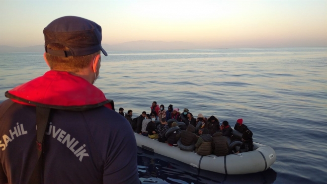 Ege'de ölüme terk edilen 213 düzensiz göçmen kurtarıldı