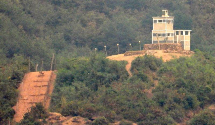 Güney Kore'nin Incheon kentindeki bir gözlemevinden, Kuzey Kore'de yeni inşa edilen nöbetçi kulübesi ve çitin görünümü (Reuters)​​​​​​​