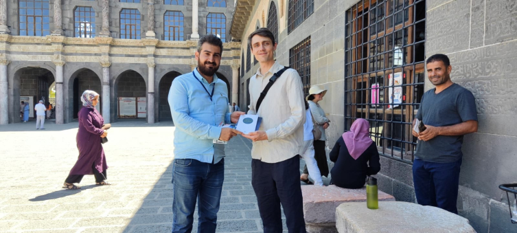 Tarihi Ulu Camii'den etkilenen Alman turist Müslüman oldu