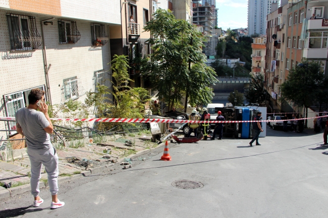 Freni patlayan kamyonetin altında kalmaktan son anda kurtuldu