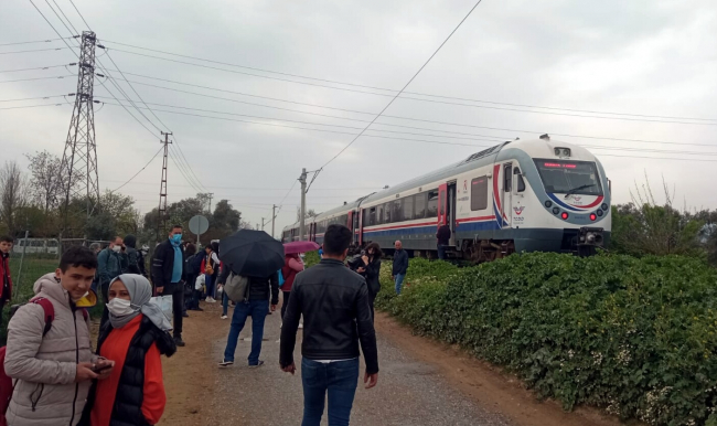 Tren hemzemin geçitte otomobile çarptı: Baba ve oğlu ağır yaralı