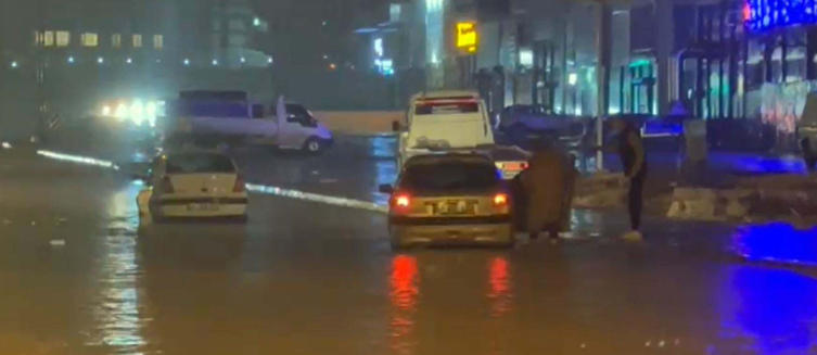 Gaziantep'te sağanak nedeniyle araçlar yolda kaldı