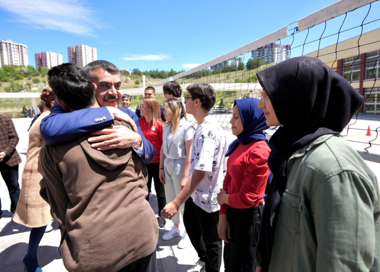 Bakan Yusuf Tekin, özel gereksinimli öğrencilerle bir araya geldi