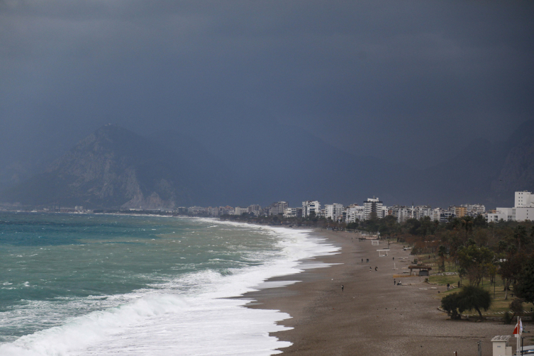 Antalya'yı fırtına vurdu