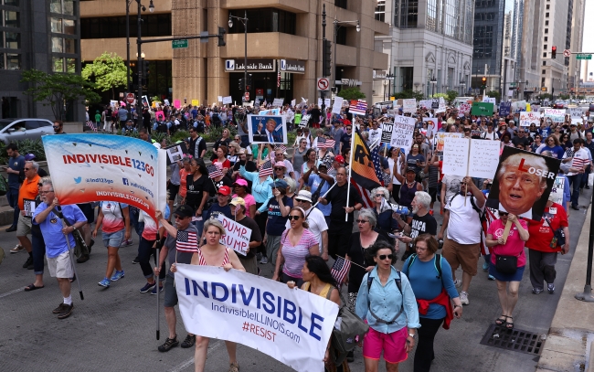 Kostümler ve pankartlar eşliğinde Trump protestosu