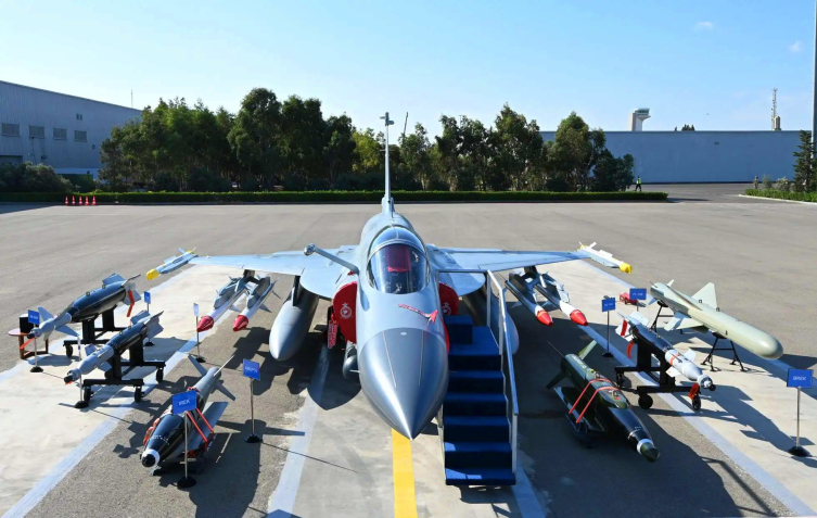 Çin-Pakistan ortak yapımı JF-17'ler farklı mühimmatlarla donatılabiliyor.