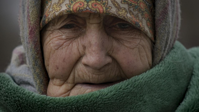 Savaş nedeniyle yaşadığı kenti terk etmek zorunda kalan bir Ukraynalı... (AP)