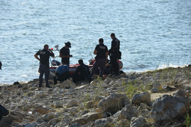 Tahtalı Barajı'na düşen helikopterde bulunan 3 personelden 1'inin cansız bedenine ulaşıldı