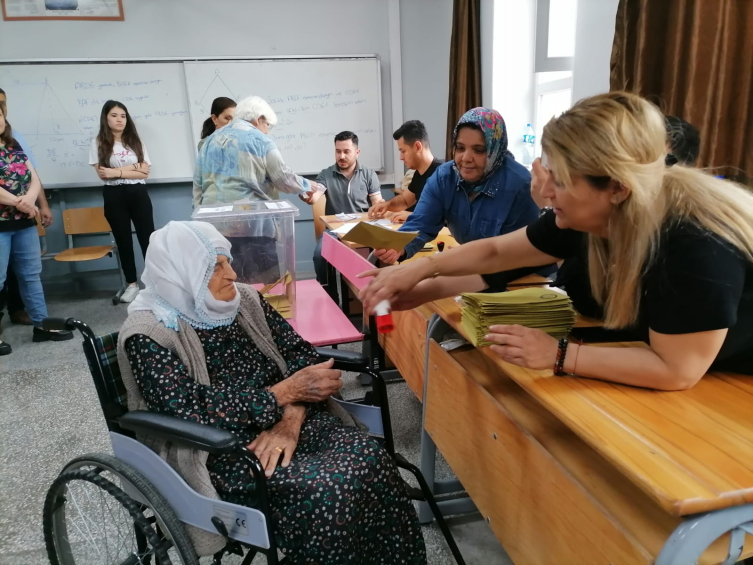 101 yaşında sandığa gidip, oyunu kullandı