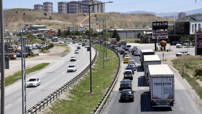 Bayram tatili için yola çıkanlar uzun araç kuyrukları oluşturdu