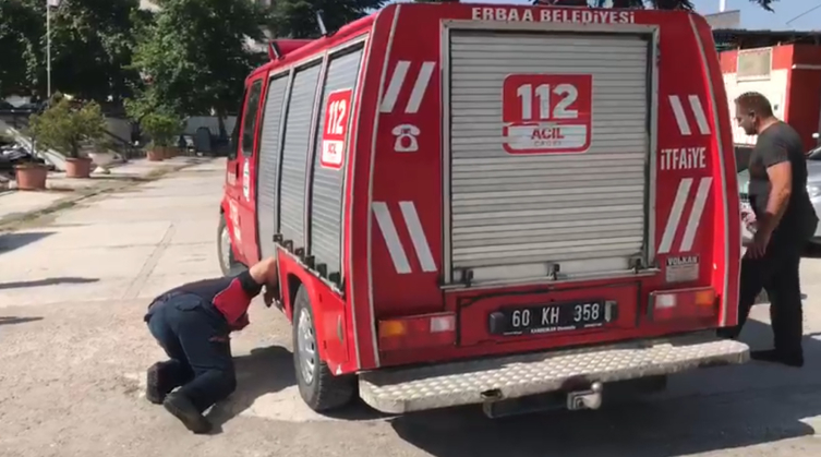 Otomobil motorundan çıkardılar, itfaiye aracının altına girdi