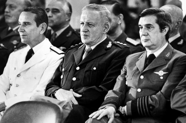 Falkland Savaşı'nda ihmalkarlıkla suçlanan askeri cuntanın üç üyesi Amiral Jorge Anaya, Başkan General Leopoldo Galtieri ve Hava Kuvvetleri Komutanı Basilio Lami Dozo askeri mahkemede yargılandılar. Fotoğraf: Reuters