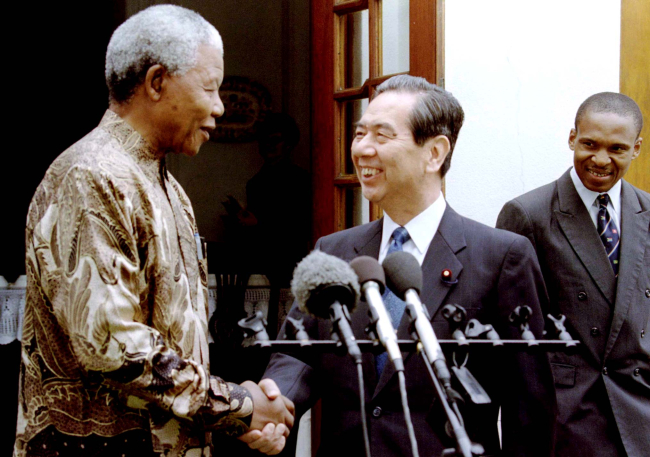 Güney Afrika Cumhurbaşkanı  Nelson Mandela ve Japonya Dışişleri Bakanı Yukihido Ikeda. 1996. Fotoğraf: Reuters