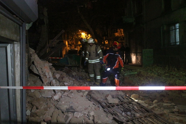 İtfaiye ekipleri, enkaz altında araştırma yaptı. Fotoğraf: DHA