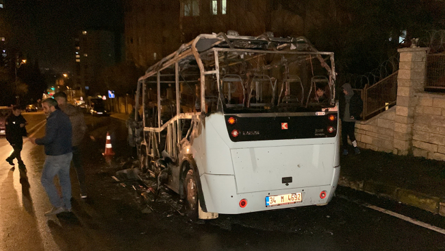 Park halinde yanan minibüs küle döndü