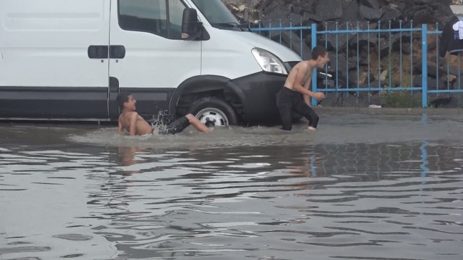 İstanbul'da sağanak hayatı olumsuz etkiledi