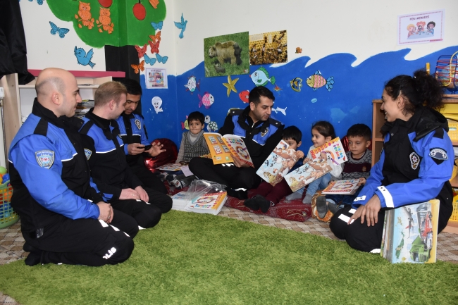 Hakkari polisi köy okulunun öğrencilerini sevindirdi