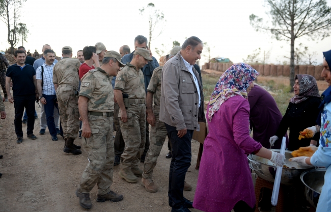 Korgeneral Temel, Afrin kahramanlarıyla Burseya Dağın'da iftar yaptı