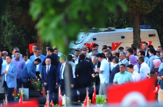 Başbakan Yıldırım'dan Soma'daki Madenci Şehitliği'ne ziyaret