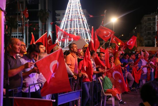 Vatandaşlar 'demokrasi nöbeti' için meydanlarda