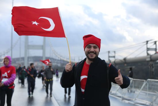 15 Temmuz Şehitler Köprüsü'nde 'Kahramanlar' için koştular