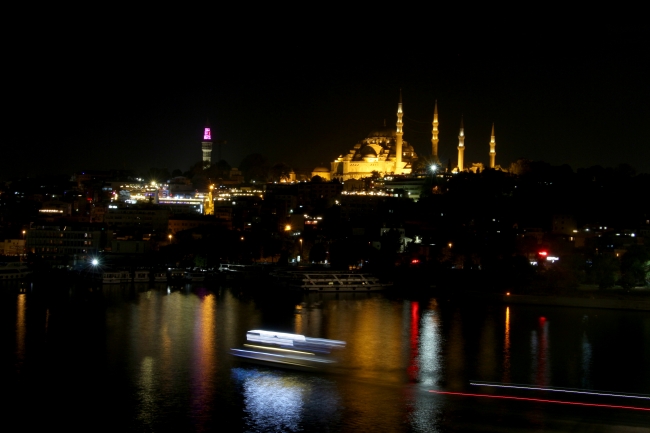 Erguvan rengi, İstanbul'daki tarihi eserlere yansıdı