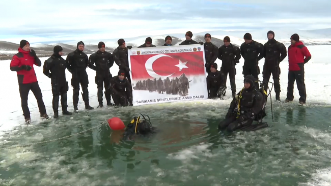 Komandolardan nefes kesen eğitim: Buzu kırarak dalış yaptılar