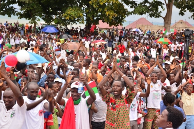 Burundi'de koronavirüse rağmen on binlerin katıldığı miting düzenlendi