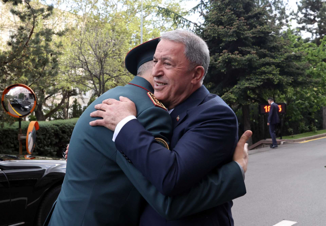 Bakan Akar Kazakistanlı mevkidaşıyla görüştü