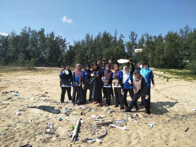 Çöpleri temizlemeye teşvik eden meydan okuma "trashtag"