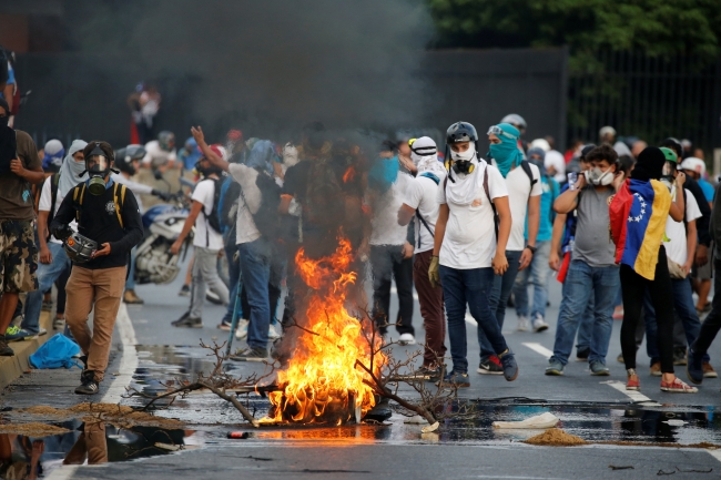 Venezuela'da göstericiler ana yolları ateşe verdi