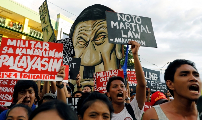 Duterte, binlerce protestocuya meydan okudu