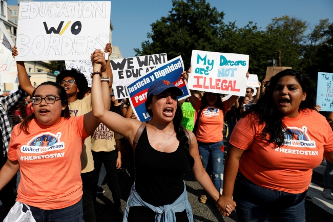 Trump'ın DACA kararına karşı protestolarda onlarca kişi gözaltına alındı