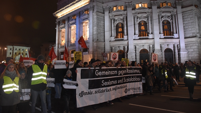 Viyana’da İslam karşıtı aşırı sağcı parti FPÖ protesto edildi