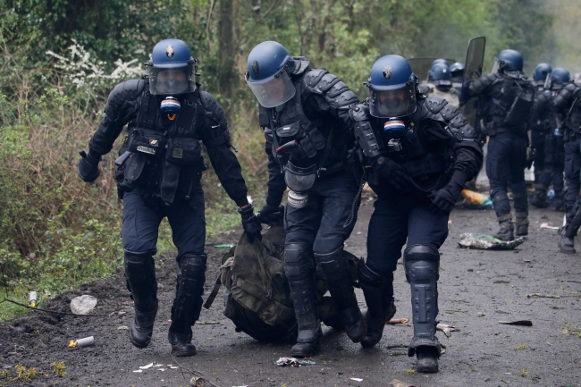 Fransa'da göstericilerle polis arasında çatışma: 18 gözaltı