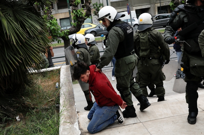 Fransa'da göstericilerle polis arasında çatışma: 18 gözaltı