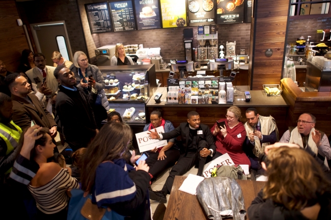 Starbucks'taki ırkçı tavra karşı protestolar sürüyor