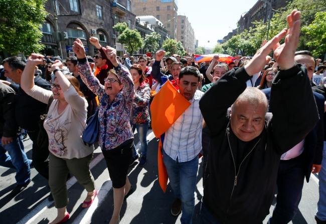 Ermenistan'da sokaklar yeniden hareketlendi