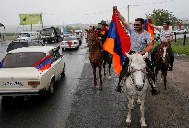 Ermenistan'da halk yine sokaklarda