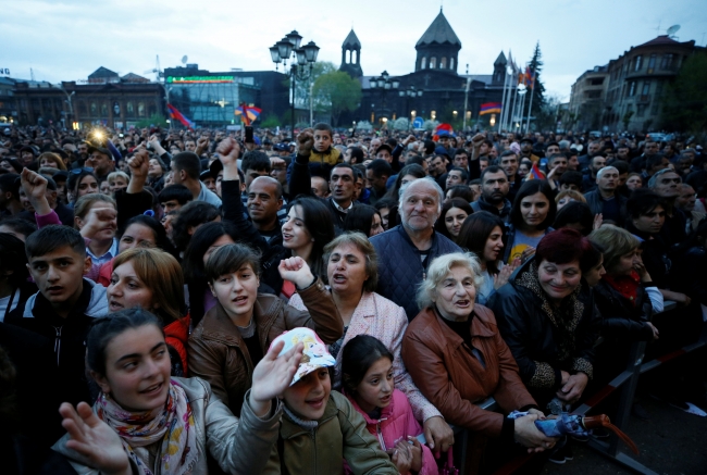 Ermenistan'da halk yine sokaklarda