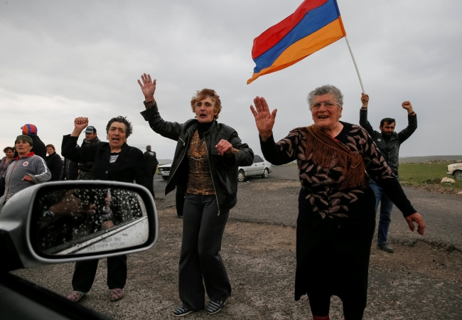 Ermenistan'da halk yine sokaklarda