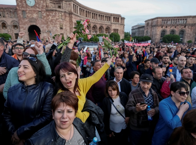 Ermenistan'da sular durulmuyor