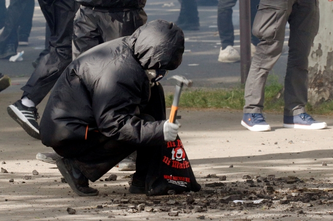 Fransa'da büyük gösteri ve grev dalgası kapıda