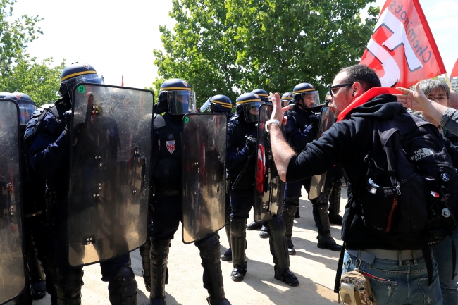 Fransa'da protestolar ulaşımı felç etti