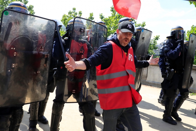 Fransa'da protestolar ulaşımı felç etti