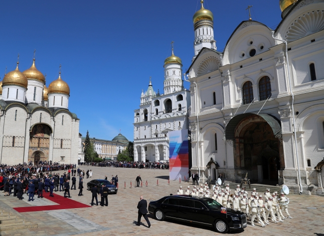 Putin yemin törenine Rus yapımı makam aracıyla gitti