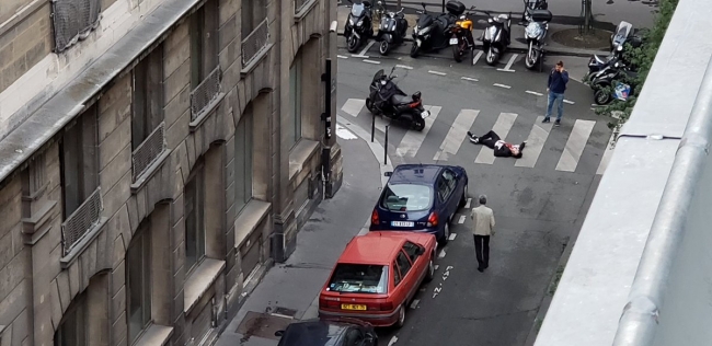 Paris'te yayalara bıçaklı saldırı