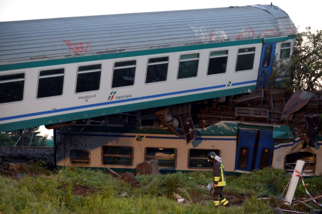 İtalya'da tren kamyonla çarpıştı: 2 ölü